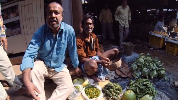 Pocztówka z Indii. Lekcja Języka Bengalskiego – na targowisku